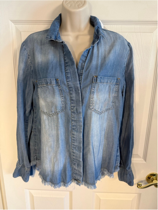 cloth & stone Tops - Anthropologie Cloth & Stone Size Small Blue Chambray Fringed Hem Top